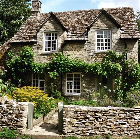 Pin By Missy Macginnitie On Small Jewel Old Stone Houses Stone