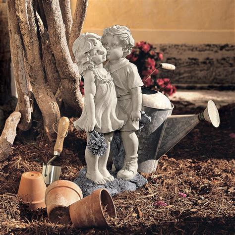 Design Toscano Young Romance Kissing Children Home Garden Statue