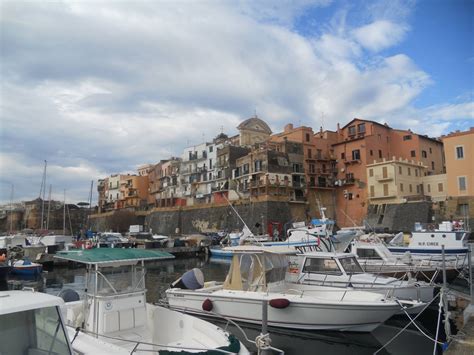 Non dimenticate di portare dell'acqua e degli snack con voi: Decesso in spiaggia alla Proloco di Nettuno, la Marina ...