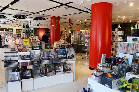 Shops along the magnificent mile include more than 450 retailers, including flagship experiences, major department stores, and international designers and. Loop shops that go beyond discount chain stores