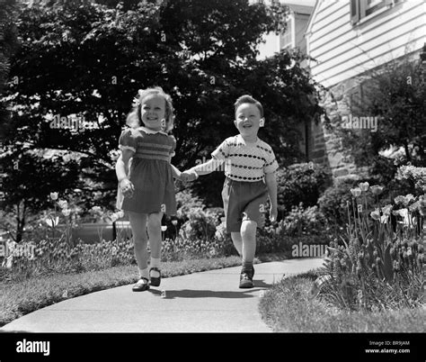 1950 Dos Niños Tomados De La Mano Sonriendo Caminando Por La Acera