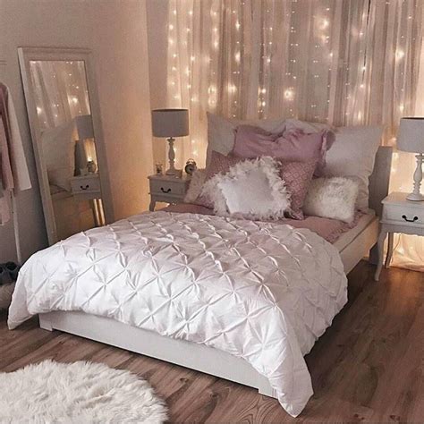 There are several bedroom curtains available in the market that covers door or windows. Yes? Cozy room @fashiongoalsz | Bedroom design, Bedroom ...
