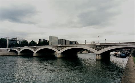 Bridges, however, haven't always been the parisians favorite way as they also preferred taking a rowing boat or a small boat to get across the river or to access its islands. Bridge of the Week: Seine River Bridges: Pont d'Austerlitz