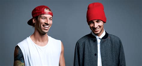 Twenty one pilots (often stylized as twenty one pilots or twenty øne piløts) is an american musical duo that originates from columbus, ohio.the band was founded by lead singer tyler joseph in 2009 along with former members nick thomas and chris salih who left in 2011. Twenty One Pilots ha publicado un extraño gif en sus redes ...