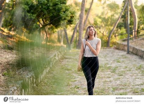 Junge Frau spaziert im grünen Park ein lizenzfreies Stock Foto von