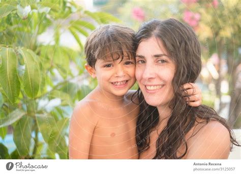 Lächelnde Mutter Und Sohn Im Schwimmbad Sommertag Ein Lizenzfreies