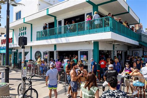 Spring Breakers Soak Up The Sun In Miami Beach Ahead Of 6pm Liquor Ban
