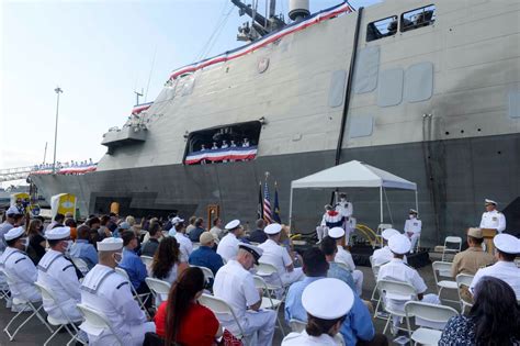 Us Navy Decommissions Uss Freedom Lcs 1 After 13 Years Of Service
