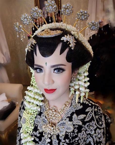 Yang mana bisa dipilih sendiri oleh pelanggan dan harga rias pengantin jogja pun terbilang terjangkau. Rias Pengantin Indramayu: Rias Pengantin Indramayu