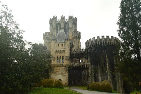 Front Facade Of Butron Castle Slott Som Byggs I Medeltiden