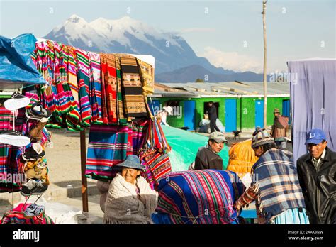 Una Mujer Indígena Tradicional De Venta Coloridos Tejidos Bolivianos En