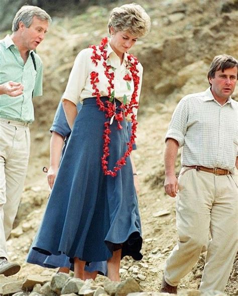 Diana, princess of wales shelters from the rain under an umbrella as she attends an anzac day ceremony on april 25, 1983 in aukland, new zealand. Pin by M Ferreira on Princess Diana | Holiday outfits ...