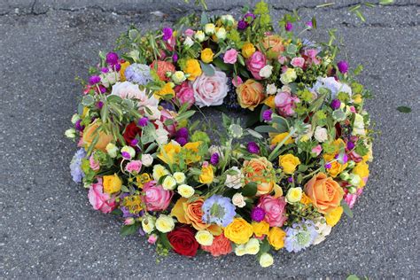 Farbenfroher Blumenkranz Friedhofs Blumen Beerdigung Blumen Blumen