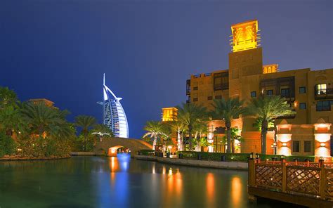 Dubai At Night Restaurants In Souk Madinat Jumeirah Dubai United Arab