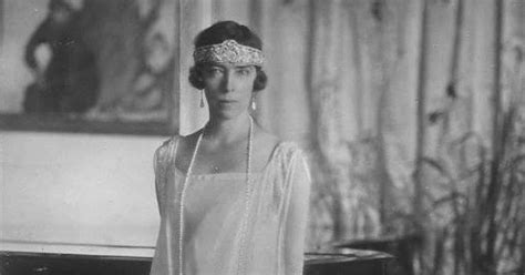 Meghan markle wore a diamond tiara belonging to the queen's grandmother queen mary (left). The Daily Diadem: Queen Elisabeth's Cartier Bandeau | The ...