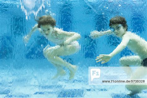 Bruder Schwester Schwimmbad Schwimmen Unterwasseraufnahme Lizenzfreies Bild Bildagentur