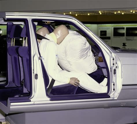 L Airbag Non Va Usato Insieme Alle Cinture Di Sicurezza - Airbag Safety - Car Maintenance and Car Repairs - DriverSide