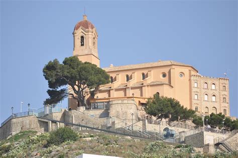 El castillo se encuentra en lo alto de la montaña, dominando tanto el pueblo como el mar se encuentra la fortaleza del siglo xiii que mandó construir el rey jaime i el conquistador sobre la antigua fortaleza árabe. Cullera (Valencia) - Iglesia del Castillo | CULLERA ...