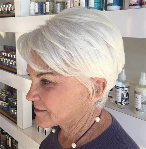 Quelle coiffure après 60 ans avec des lunettes. 60+ White Layered Pixie en 2020 | Cheveux courts 60 ans et ...