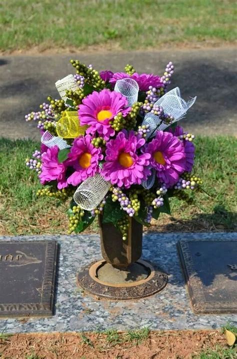 Cemetery~tulip~daffodil~iris~cemetery Vase With Spike~360 View