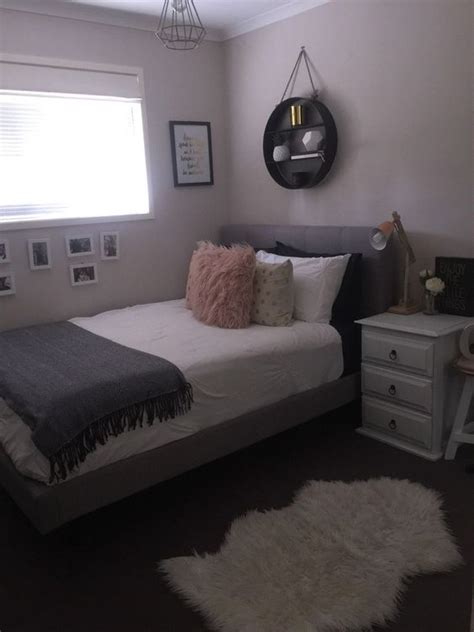 Ini karena kamar tidur cenderung memiliki furnitur yang besar, seperti lemari pakaian atau kasur spring bed. 35+ Desain Kamar Tidur Minimalis Kecil Agar Terlihat ...