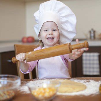 Ahora que las fechas navideñas están a la vuelta de la esquina y que tenemos algo más de tiempo para pasar en familia, te proponemos un plan muy divertido: Cocinando con niños