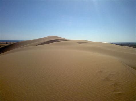 Why Singing Sand Dunes Hum Certain Notes