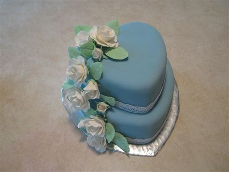 I asked what their favorite colors are, what fun. Cakes by the Sugar Cains: Simple Blue Fondant Cake with Gum Paste Roses