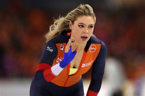 World S Hottest Speed Skater Goes Pantless In Stunning Figure Hugging