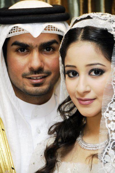 قالت المغنية السعودية أسيل عمران أن السبب الرئيسي لفسخ عقدها مع روتانا يعود لعدم اهتمام الشركة بألبوماتها؛ حيث كان العقد بينهما لمدة خمس سنوات لكنه لم يستمر سوى ثلاث سنوات وصدر لها خلالها ألبومان فقط ولا أخفي عليك أني تقدمتُ بطلب فسخ العقد. اجمل الصور تجمع بين اسيل عمران وزوجها خالد الشاعر - أنوثة ...
