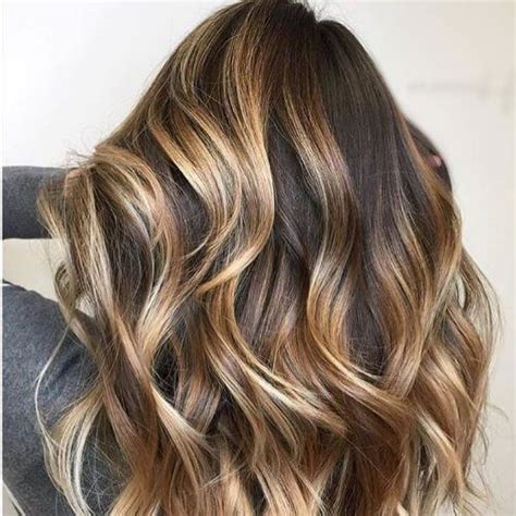 Strähnchen sind wie kleine glanzlichter, die deine mähne edler wirken lassen. Pin on Braune haare mit blonden strähnen