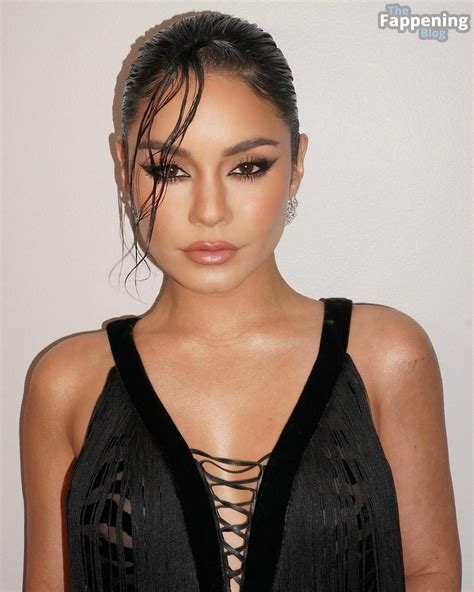 Vanessa Hudgens Flashes Her Nude Tits At The Vanity Fair Oscar Party Photos The Sex Scene