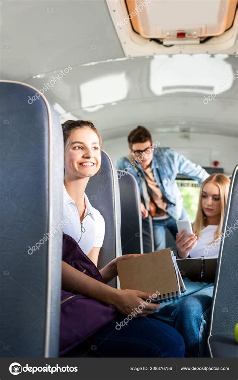 Feliz Adolescente Colegiala Cabalgando Autobús Escolar Con Compañeros