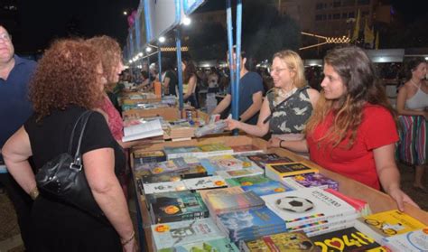 בניית היריד של שבוע הספר העברי בכיכר רבין הולכת ונשלמת. שבוע הספר חוזר, זו מפת האירועים המלאה: | מעריב