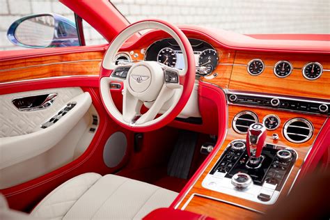 Bentley Simprègne à Son Tour De Lunivers Nautique Pour Un Modèle