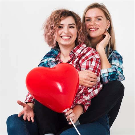 Mujeres Abrazadas Posando Con Globo Para San Valentín Foto Gratis