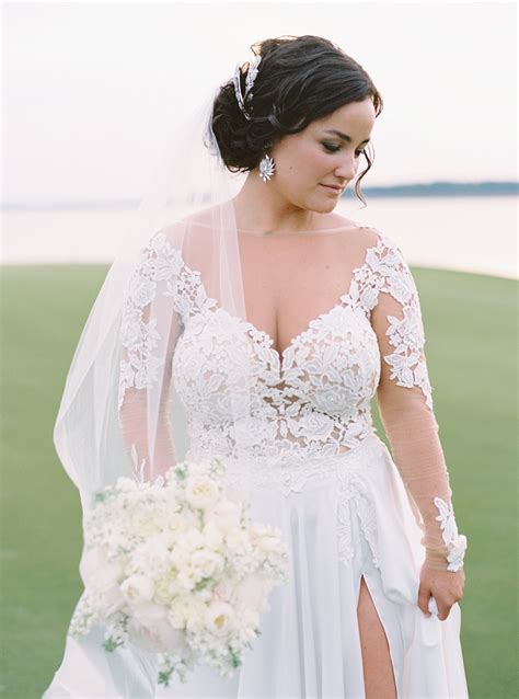 Kate middleton's alexander mcqueen wedding dress (left) and h&m's similar long lace dress. Vestido de noiva plus size | Tecidos, modelos e cuidados