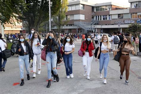 Subito a casa, in tutta sicurezza. Reggio Emilia: il primo giorno di scuola al polo di via ...