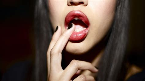 wallpaper menghadapi wanita buka mulut merah kuku dicat bibir hidung emosi orang jari