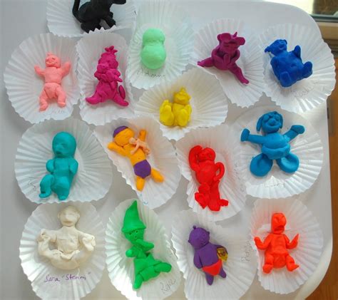 Lo más probable es que al momento de realizar tu baby shower es que ya hayas comprado algunos implementos o ropitas como las medias. 30 juegos de baby shower que son realmente divertidos