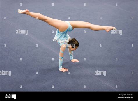 Gymnast Handstand Stockfotos Und Bilder Kaufen Alamy