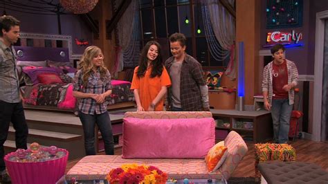 She has a bedroom near the icarly studio that you never see. iCarly - 4x01 - iGot a Hot Room - iCarly Image (21399876 ...