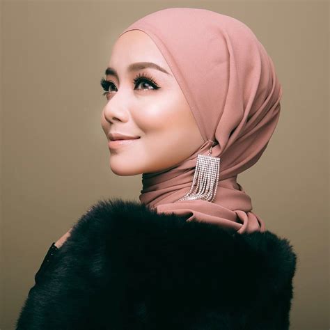 Mereka mula berkenalan dan mira mula sukakan emir, mira yang start dulu hasrat untuk berkahwin. Mira Filzah | YOY Network