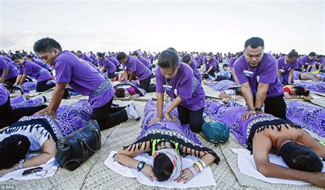 A Thousand Indonesian Masseurs Gather For Record Breaking Pampering In Bali Daily Mail Online