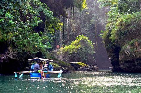 The best way to access the green canyon is with a guide or by rent a motorbike. Keindahan Green Canyon Pangandaran