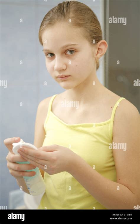 Preteen Mädchen Reinigt Gesicht Hautpflege Stockfotografie Alamy Free
