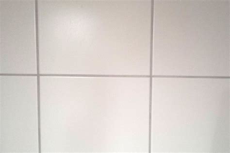 Als hausmittel eignen sich essig (enthält essigsäure) oder die säure einer zitrone. Kalkflecken an Duschwand und Fliesen entfernen | Frag ...