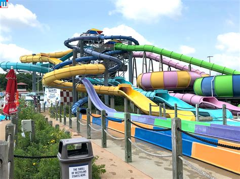 Hurricane harbor should take note from both restaurants as to how to treat their customers! MidwestInfoGuide: Hurricane Harbor Chicago