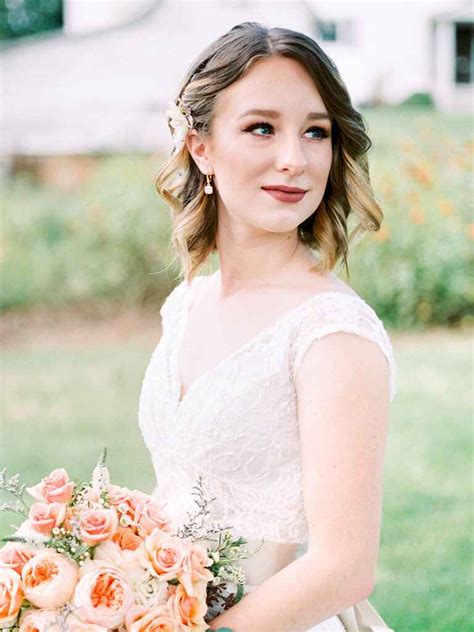 Bridal hairstyles for short hair include romantic updos, glamorous old hollywood curls and unique hair accessories (headbands, barrettes and flower crowns), as seen in some of our favorite short wedding hair 'dos. 31 Stunning Wedding Hairstyles for Short Hair