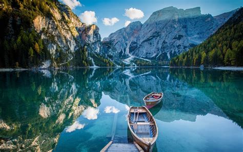 scarica sfondi italia lago  braies montagne barche